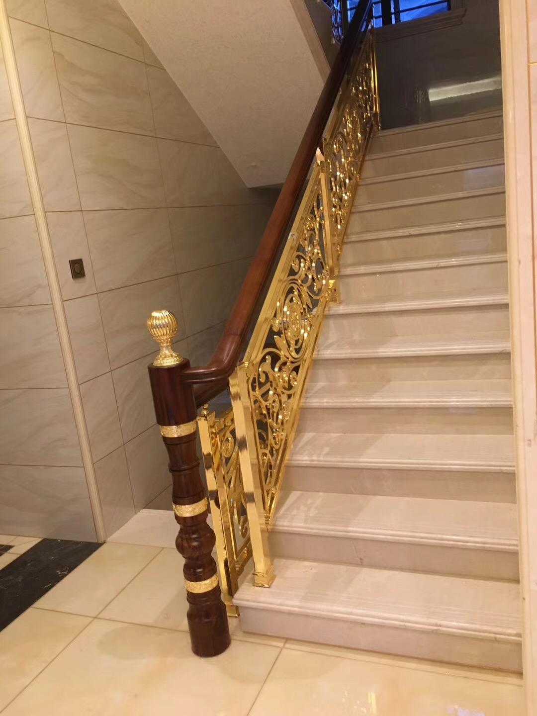 别墅项目，采用铜艺楼梯